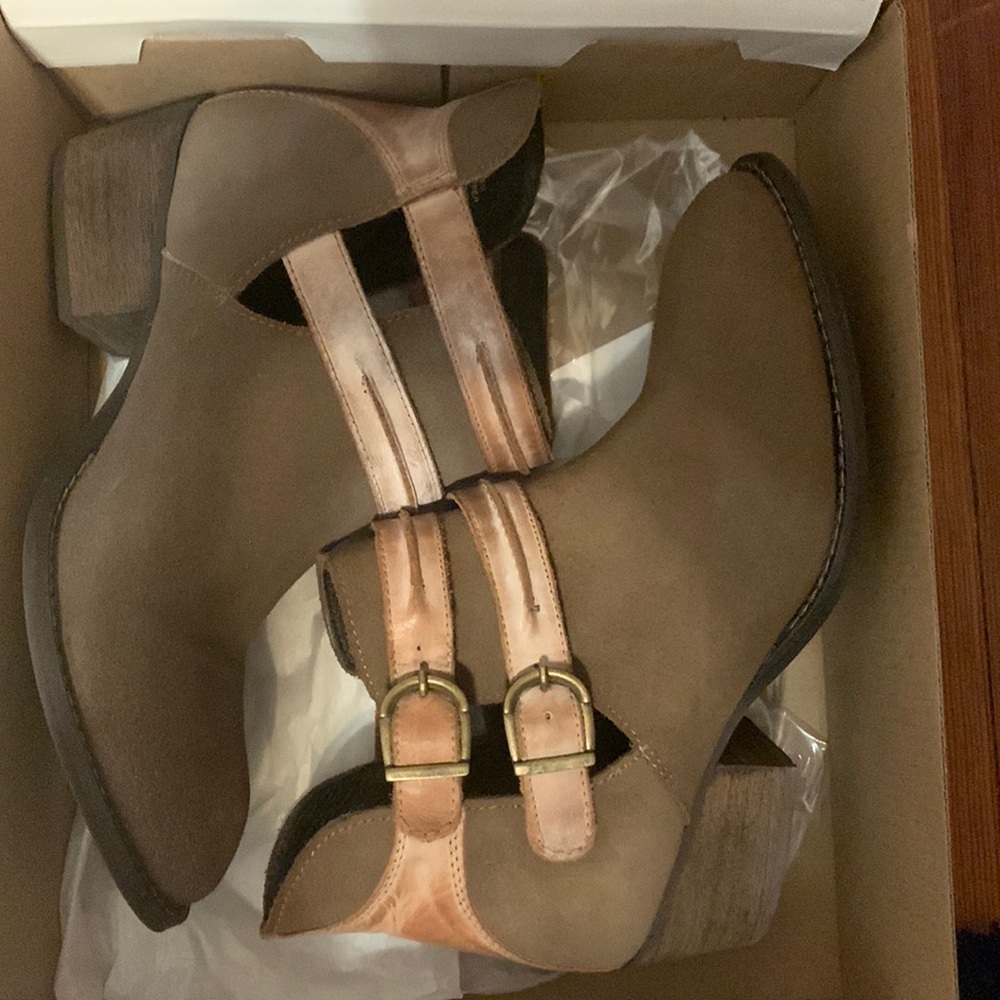 I’m selling Steve Madden booties the Raskal in the color cognac